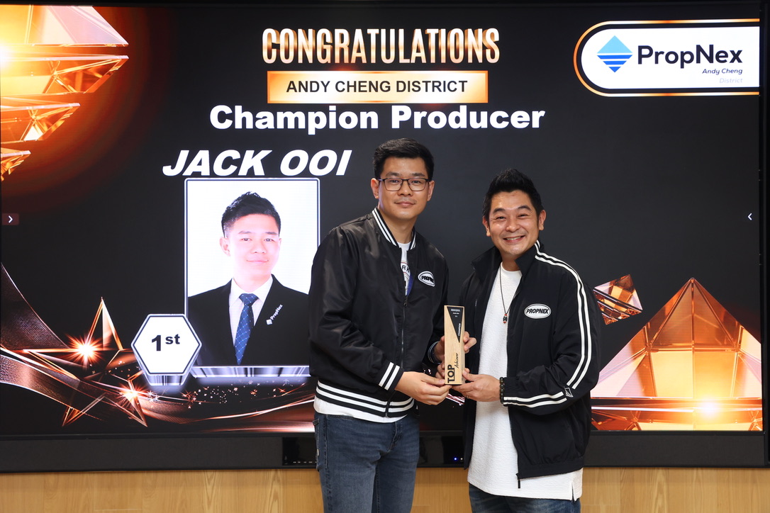Jack Ooi receiving the Champion Producer award