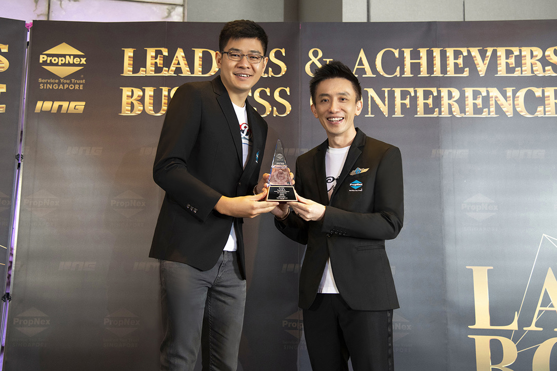 Jack Ooi receiving an award at the PropNex Leaders and Achievers Business Conference