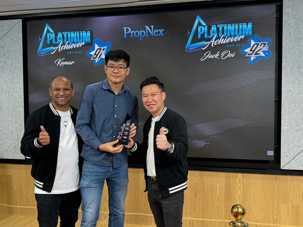Jack Ooi receiving a Platinum Achiever award in November 2023